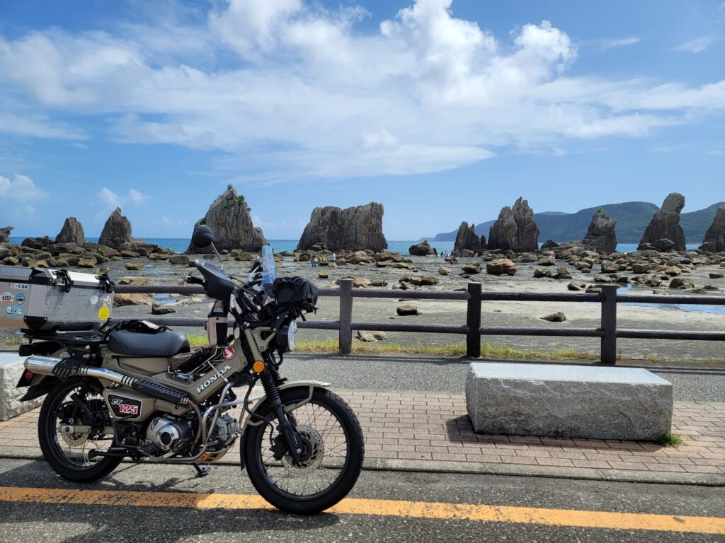 和歌山・橋杭岩とハンターカブを一緒に撮影したツーリング写真
