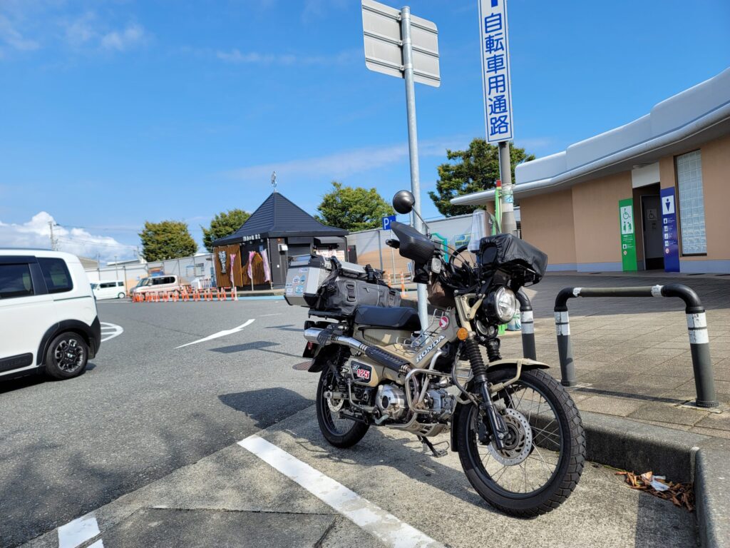 道の駅富士に駐輪しているホンダ・ハンターカブの写真。
