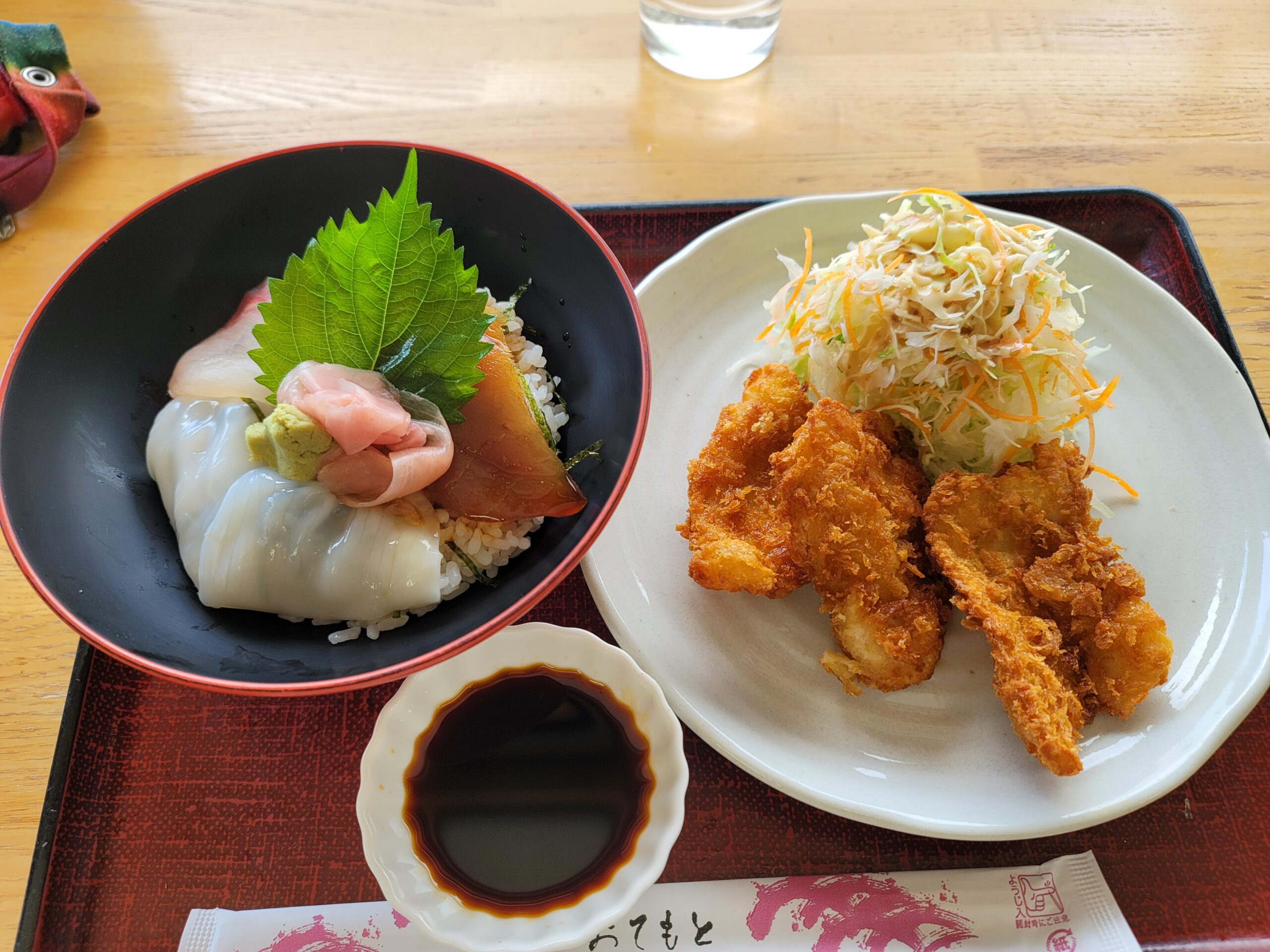 道の駅紀伊長島マンボウで味わえる新鮮な刺身丼と名物のマンボウのからあげ