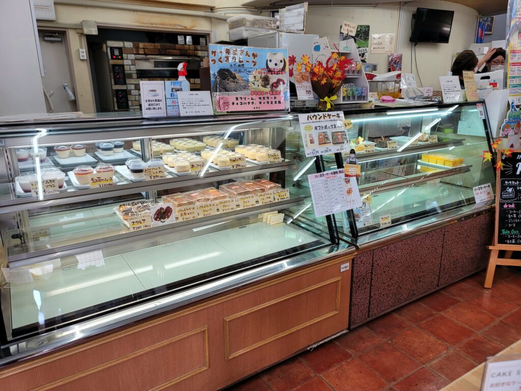 和歌山・道の駅志原海岸にあるケーキ店のショーケースにケーキがたくさん並んでいる様子