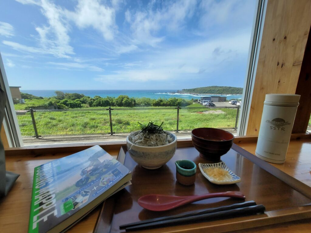 和歌山、道の駅すさみのレストランで食べる朝ごはん。しらす丼と味噌汁、漬物、窓際席から海が見える景色とツーリングマップル