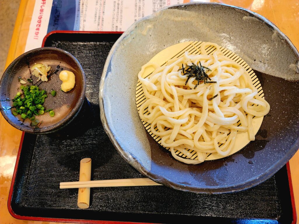 あらぎの里の食堂でいただくざるうどん。こじんまりした店内ながら、地元の方も訪れる人気のスポットで、低価格の日替わり定食も提供。