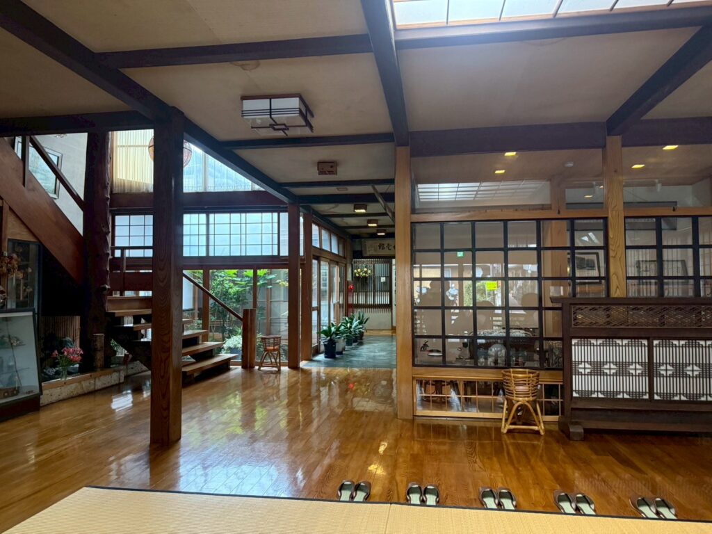 明治初期の木造建築が残るつばたや旅館の玄関。創業300年余の歴史を持ち、文化文政の頃には松代藩主真田家より本陣を仰せつかった由緒ある宿