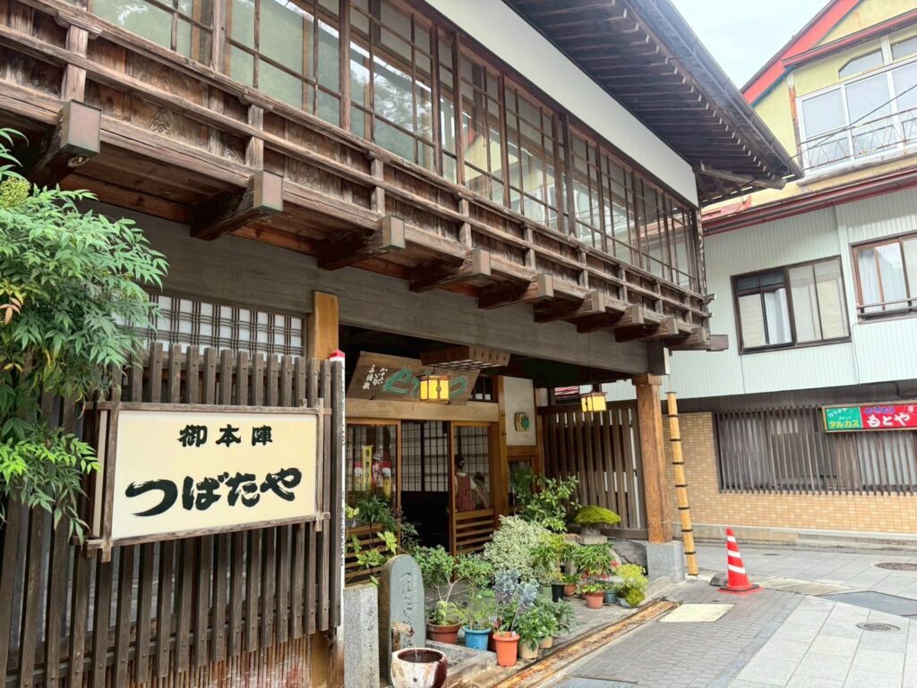 長野、渋温泉にある歴史あるつばた旅館の外観の様子