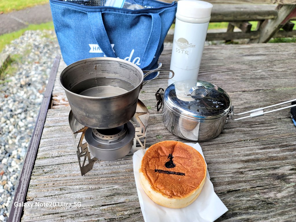 アルコールストーブで淹れたコーヒーと、モンベルカフェで購入したアップルカスタードお焼きの写真