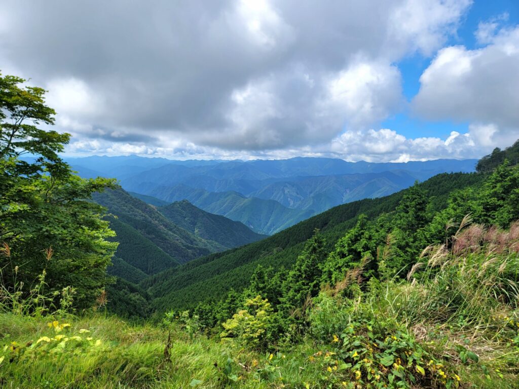 大台ヶ原の舗装林道から見える奈良の奥深い山並みの絶景写真