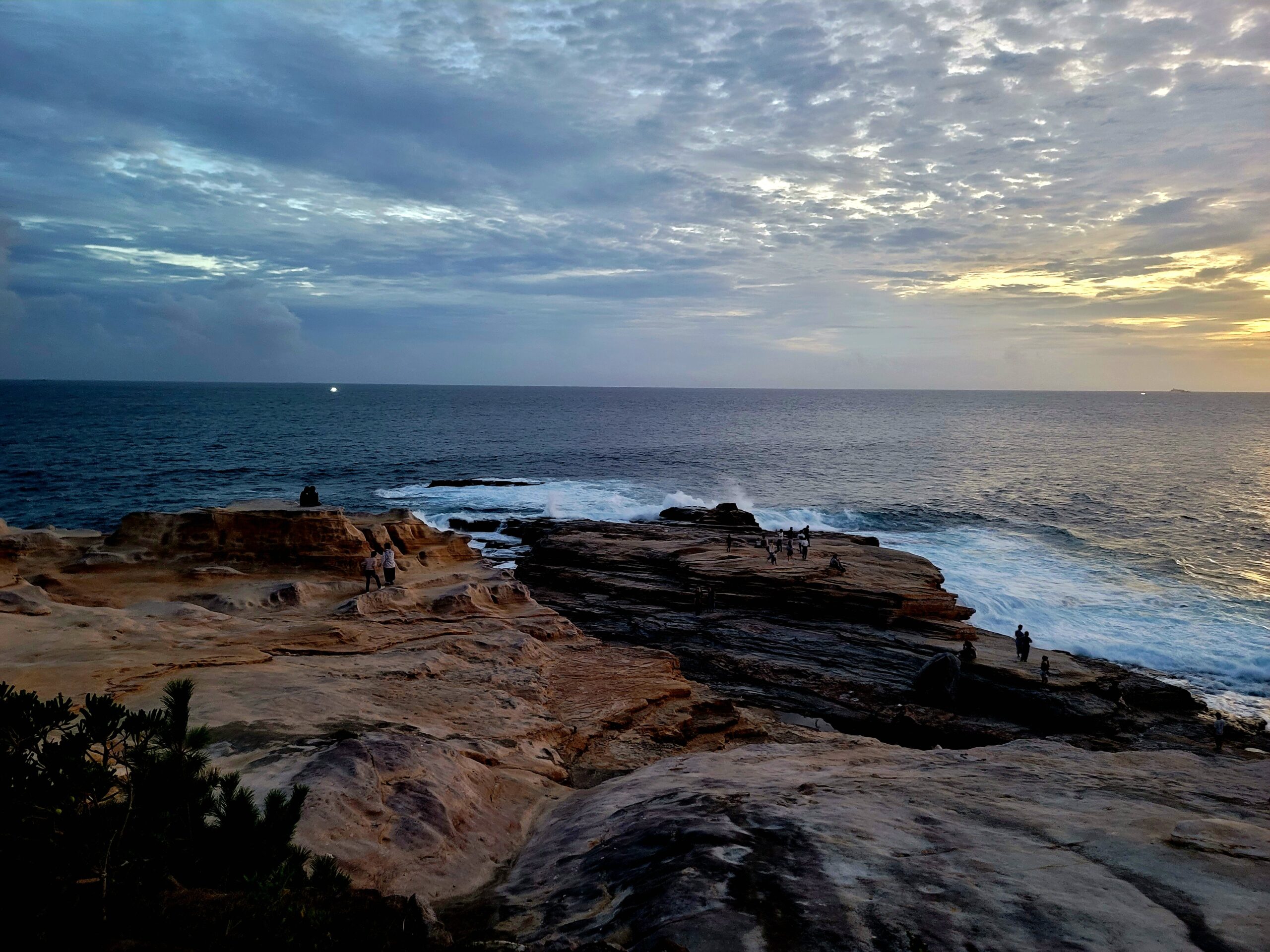 千畳敷の岩畳と海、夕暮れ前の風景