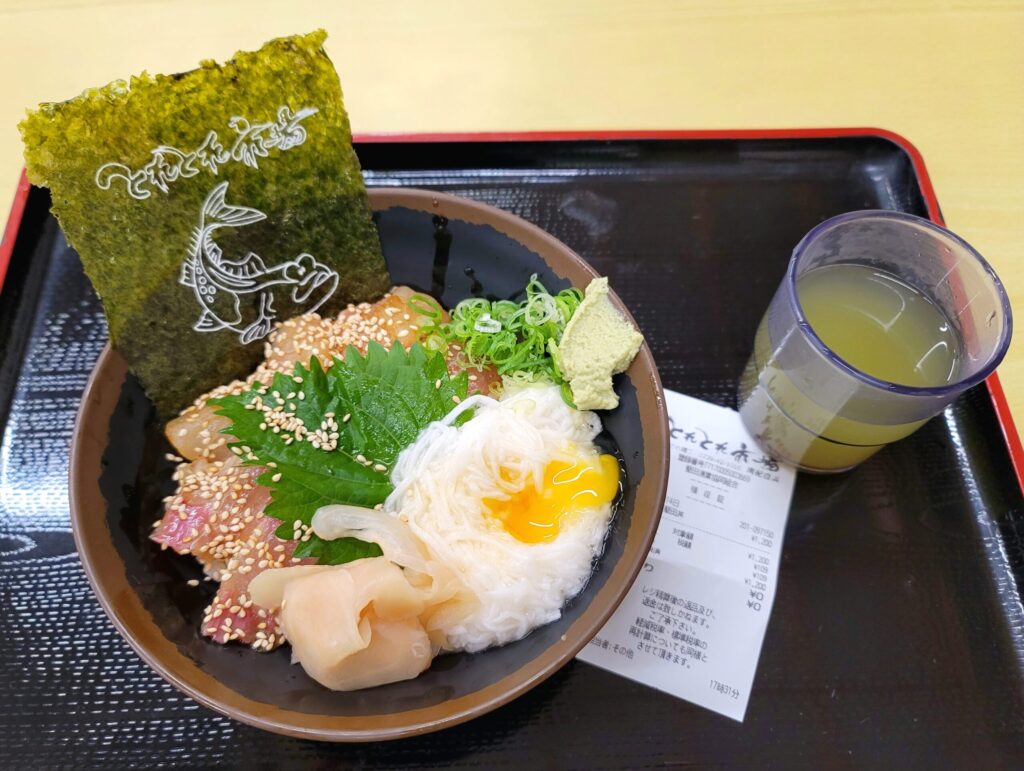 南紀白浜とれとれ市場の海苔がのった新鮮な海鮮丼の写真。