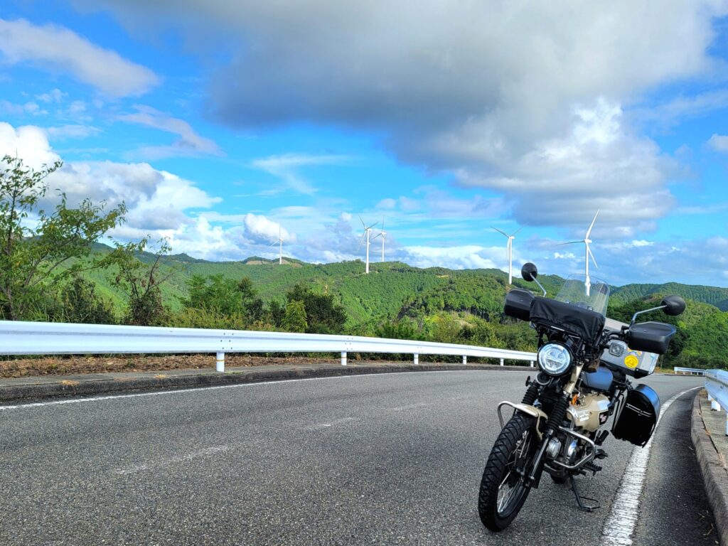 みはらし峠で風車を背景にハンターカブを停めた風景