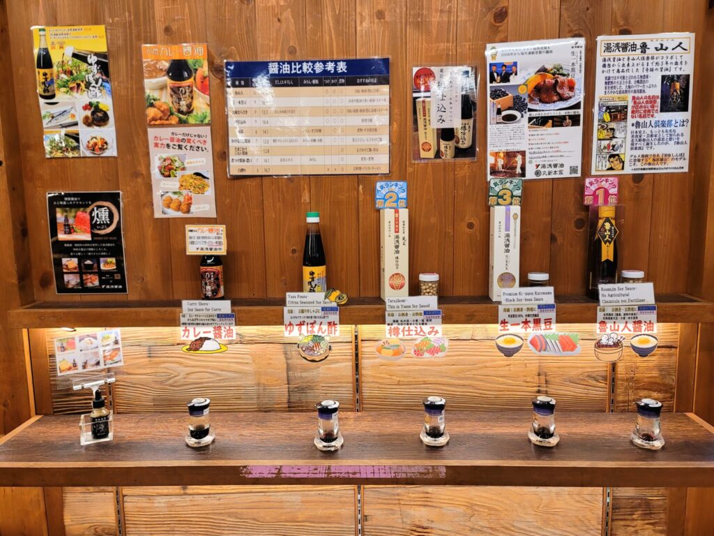 湯浅醤油の店内に並ぶ、無添加から現代的製法までのさまざまな醤油