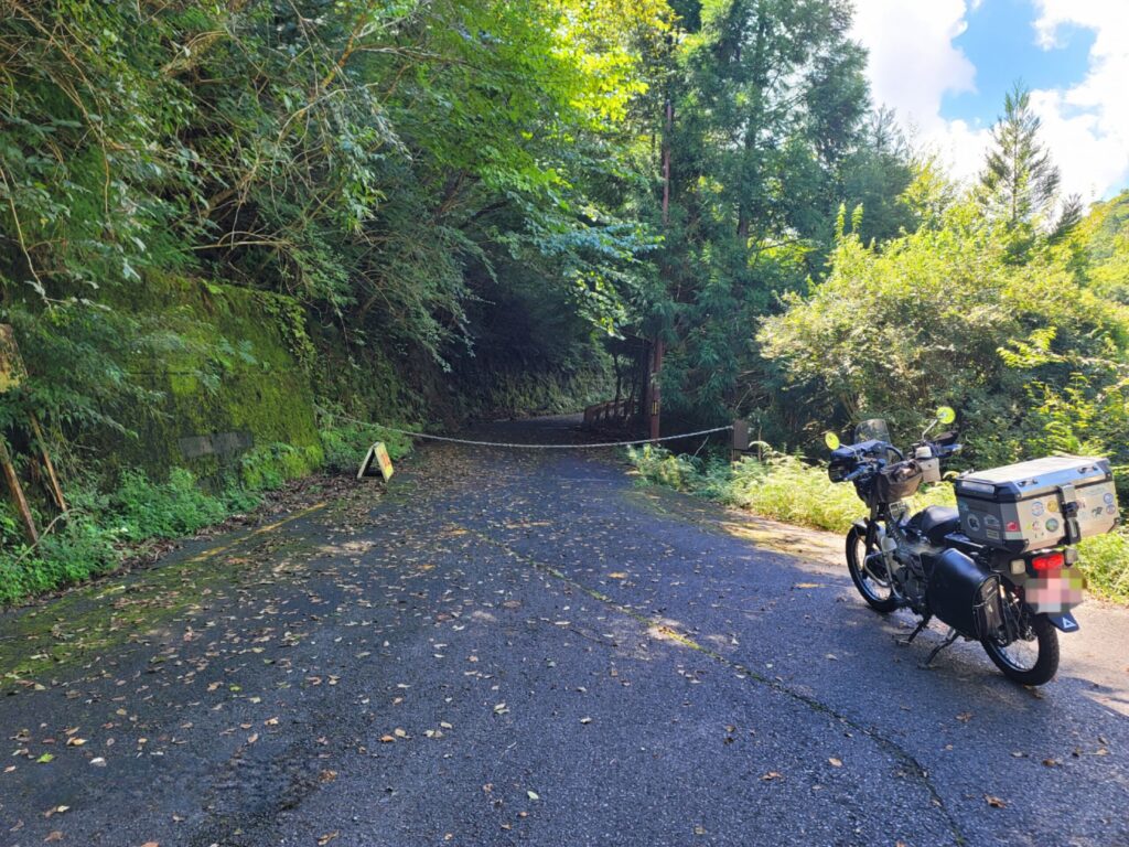 奈良・下北山村の前鬼地区、不動七重の滝の先にある大峯奥駈道の登山口。チェーンで封鎖された林道と、その手前に停めたハンターカブ。