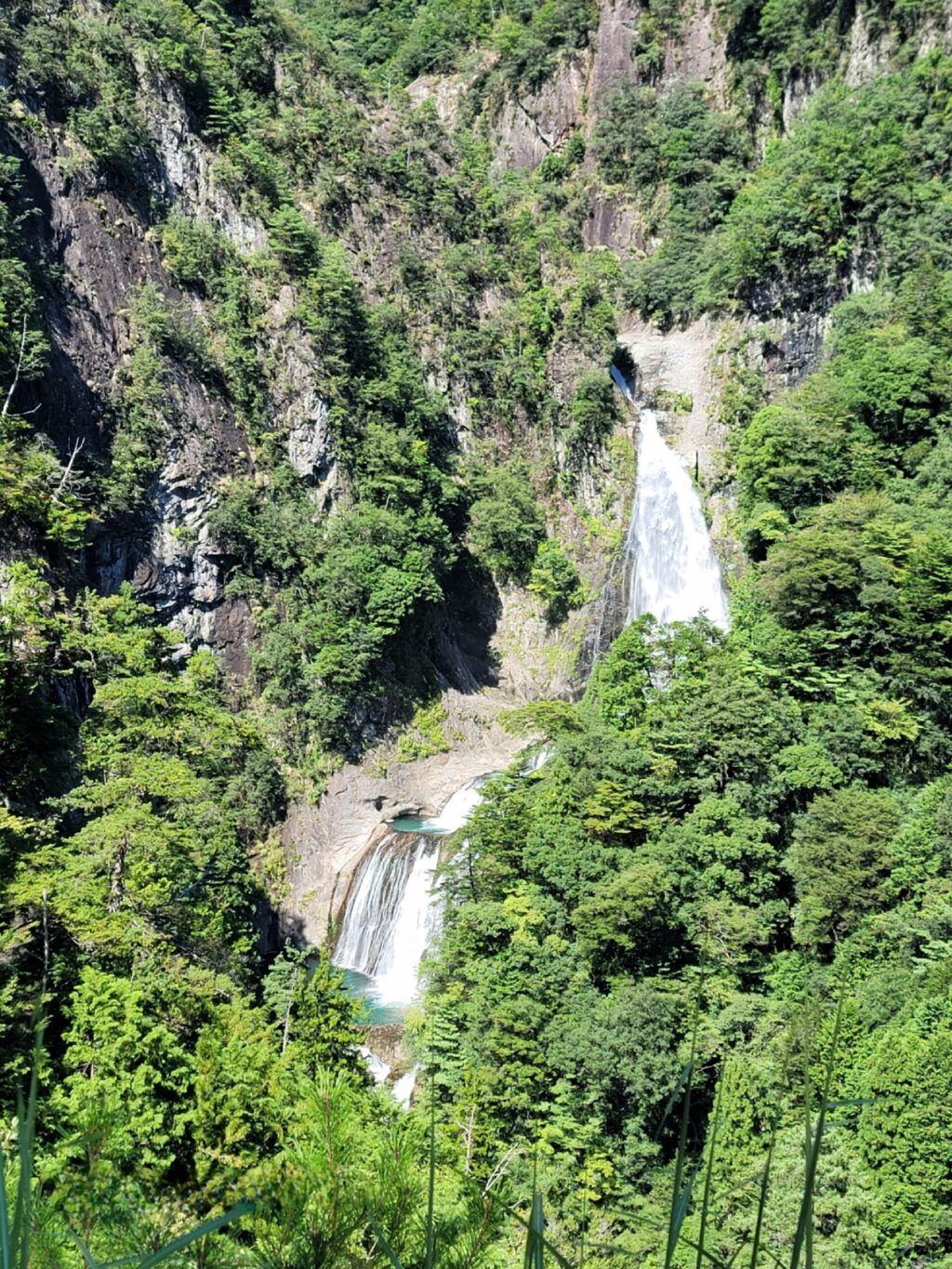 奈良・東吉野の不動七重の滝、迫力ある豪快な滝の流れの写真