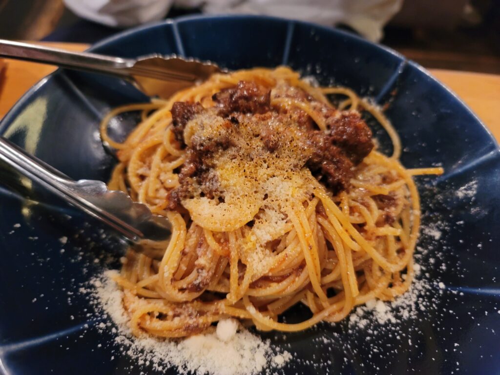 長野・白馬のレストランTomatitoで提供された和牛のボロネーゼ。もちもちのパスタに、濃厚でコクのあるソースがたっぷり絡んだ一皿