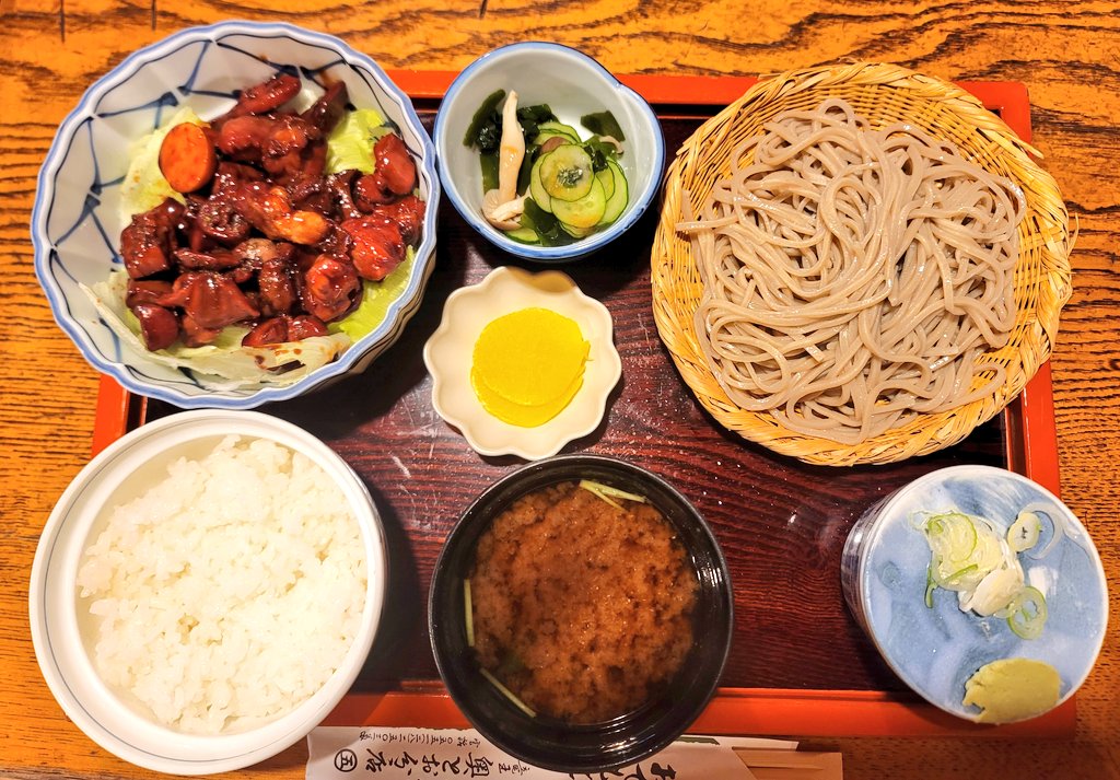 ゆるキャン△でもおなじみの山梨の奥藤分店で提供されるとりもつそば定食。名物の鶏もつ煮に白いご飯、そば、みそ汁、漬物が付いた満足感たっぷりの一膳。リーズナブルで地元客にもライダーにも人気