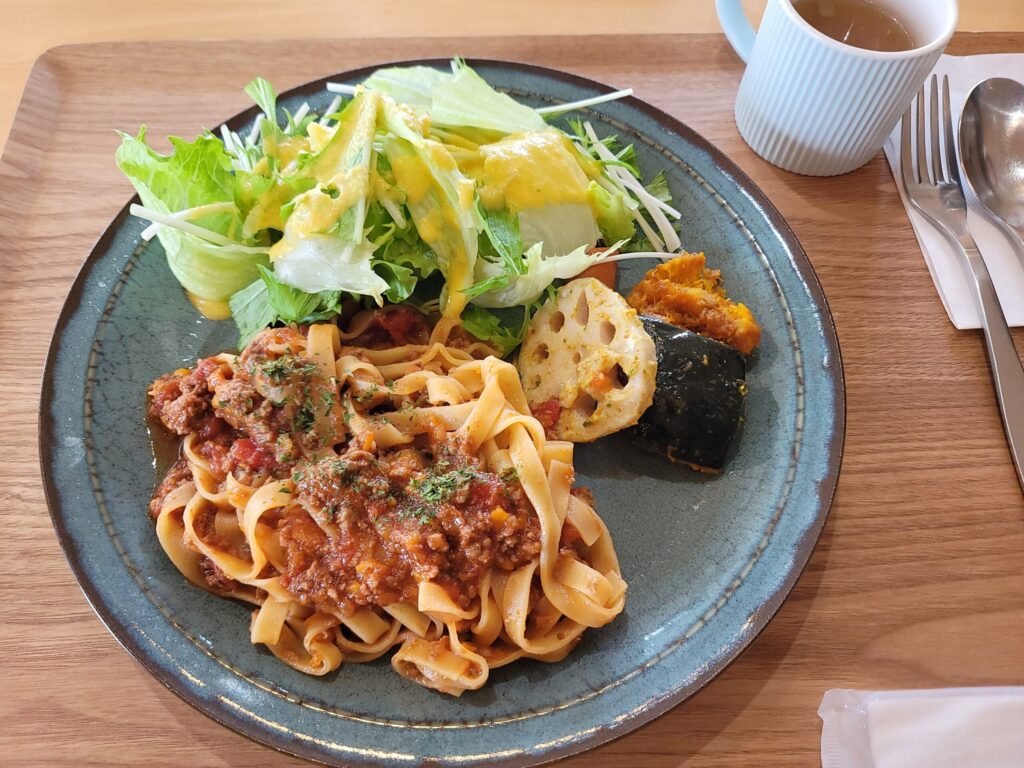 長野、東御市にあるとうみ食堂で提供される信州プレミアムボロネーゼのパスタ。
標高1,150mの小田切牧場で育った信州プレミアム牛の赤身ミンチを使用し、
トマトソースをたっぷりかけたフェットチーネに、大きめにカットされた野菜が彩りを添える。