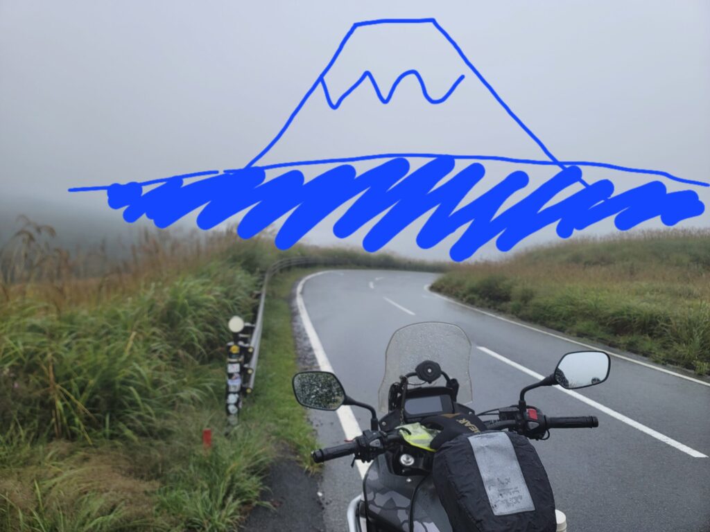 山梨・山中湖明神パノラマラインのツーリング絶景ポイントで、富士山と山中湖が雲に隠れて見えないため、写真に富士山と湖を落書きで描いたホンダ400Xのフロント部分の写真