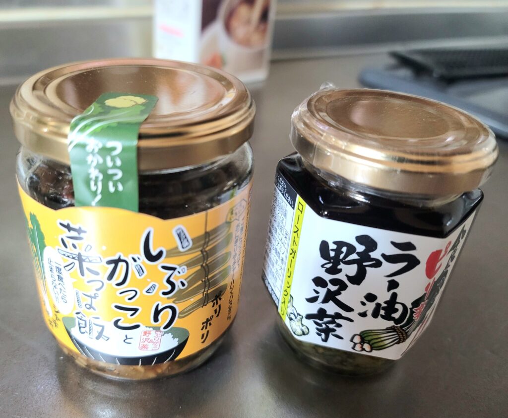 野沢菜ラー油と野沢菜いぶりがっこのビン詰め2個。
荷物の隙間にすっぽり入るサイズで、ツーリング帰りにも持ち帰りやすい長野のおみやげ。