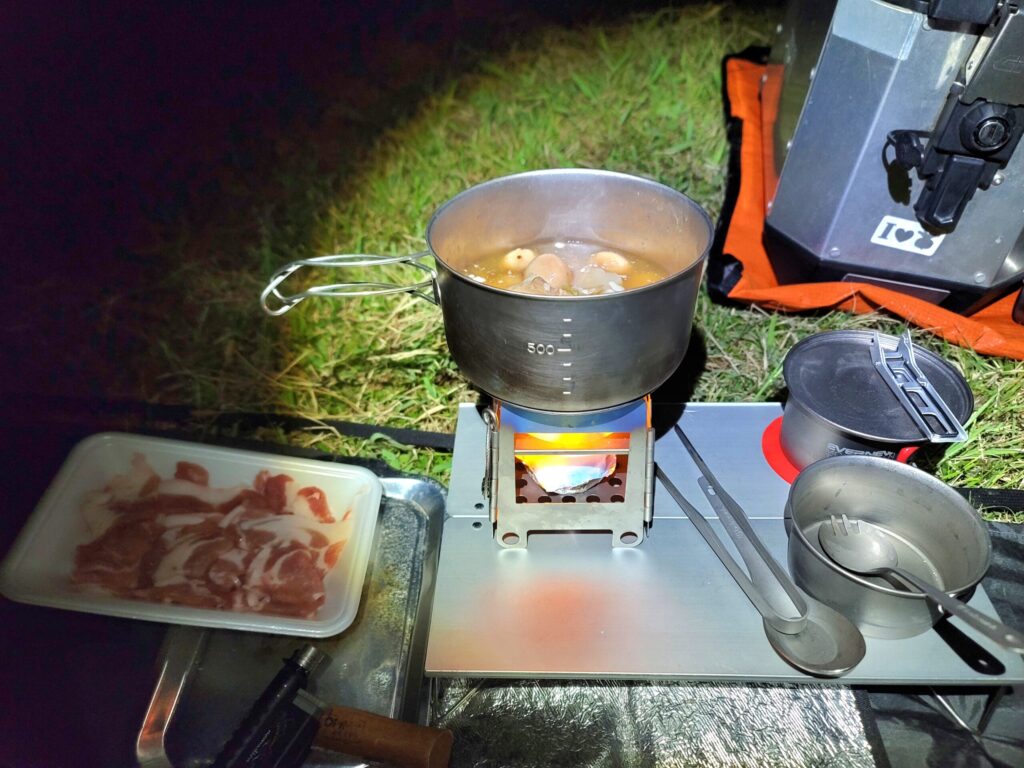 固形燃料の上に鍋をのせて料理する写真|ソロキャンプで楽しむ山形風芋煮