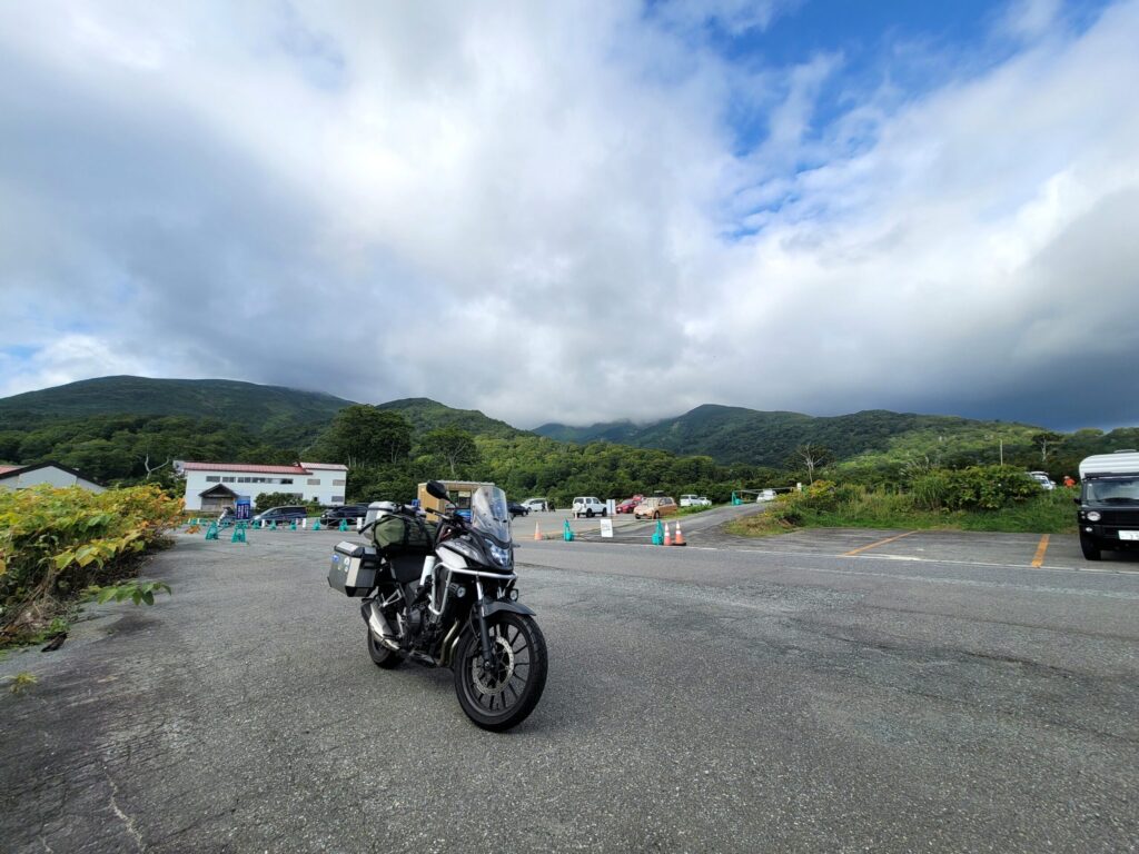 山形・月山スキー場駐車場で撮影したホンダ400X|狭い山道と急カーブを越えて到着した静かな場所