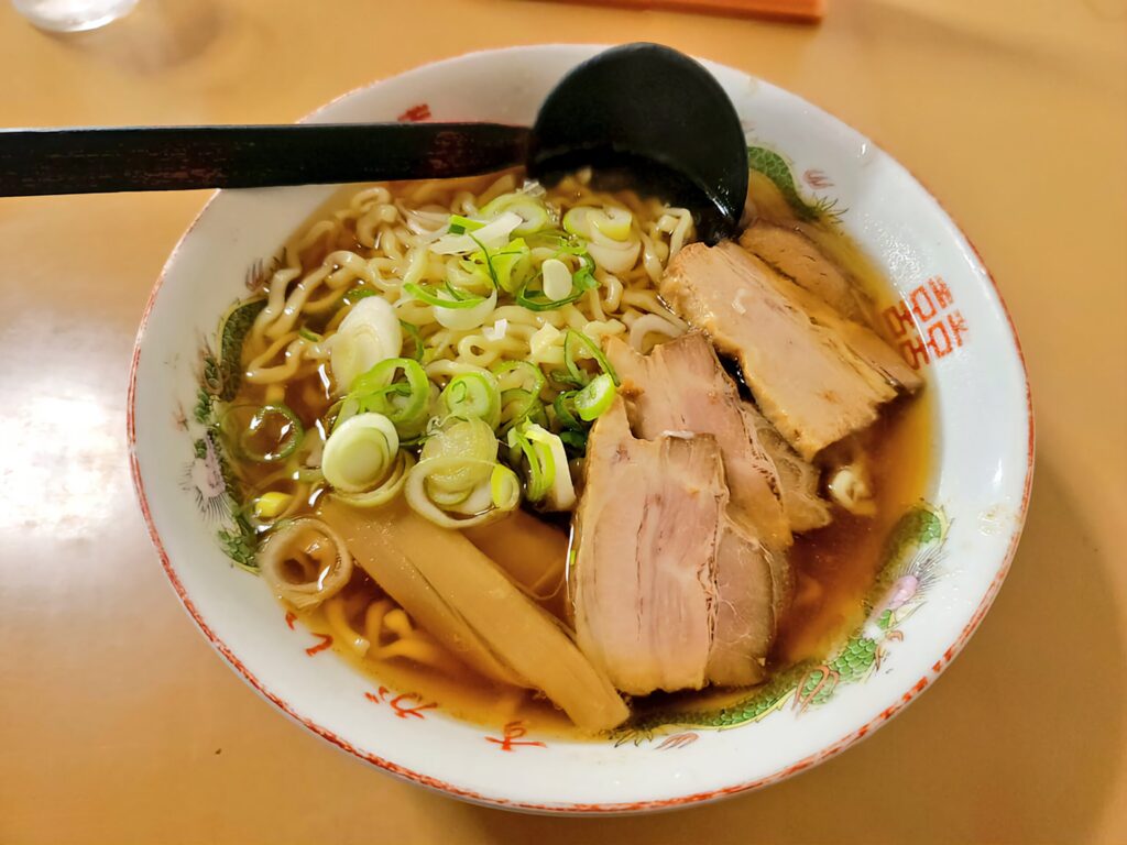 福島、喜多方ラーメン すがい食堂のしょうゆラーメン|透き通ったスープとネギが香る一杯