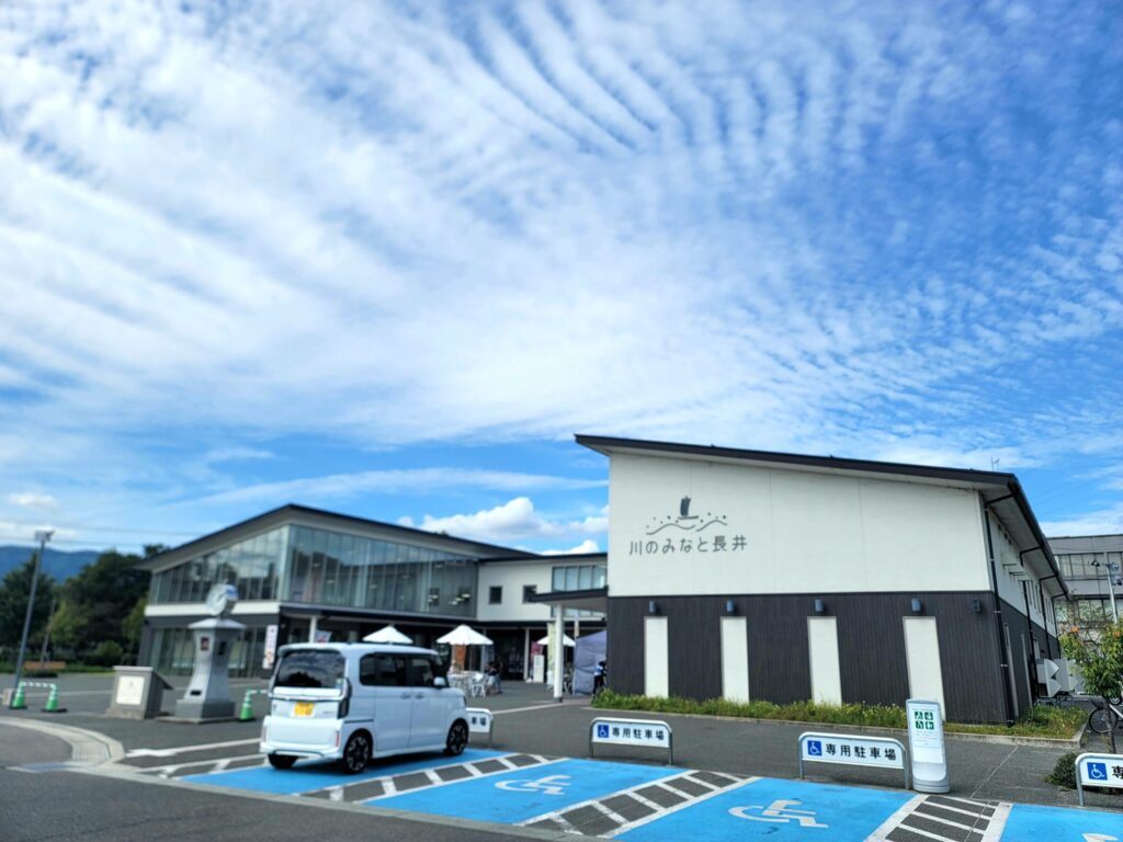 道の駅 川のみなと長井の外観写真|最上川の船運で栄えた山形・長井市の商人の町に建つ道の駅