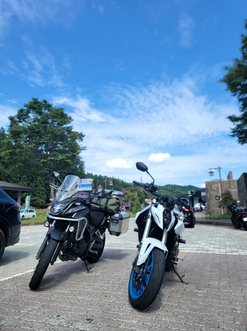 道の駅 田沢 なごみの里の駐車場で撮ったツーショット写真|スズキGSXとホンダ400X