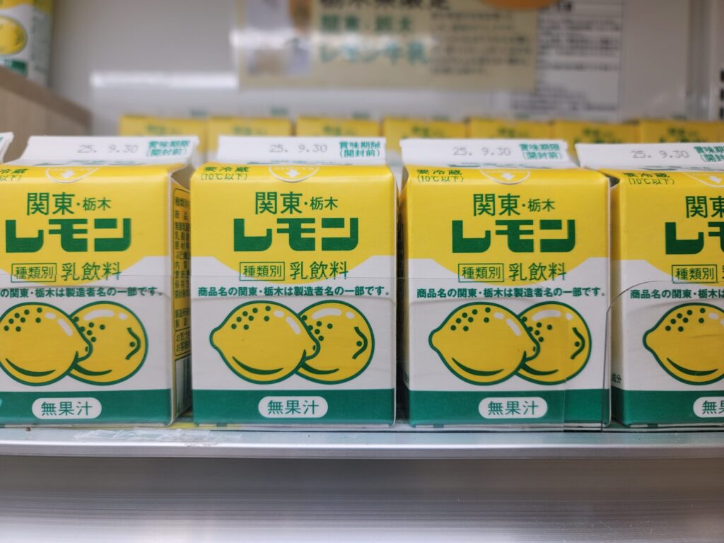 栃木名物レモン牛乳が並ぶ那須高原サービスエリアの売店風景