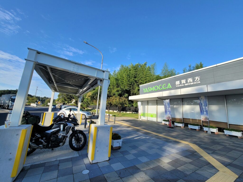 栃木、都賀西方PAで撮影したホンダ400X|早朝の休憩スポット、まだお店は開いておらず静かな時間
