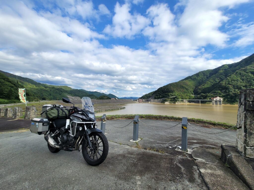 寒河江ダム前で撮影したホンダ400X|平成2年完成の山形県最大多目的ダムと日本一の112m噴水