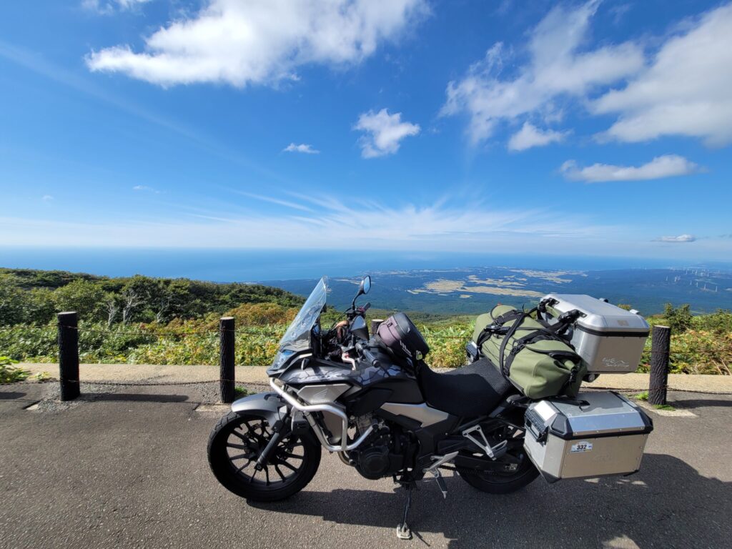 鳥海山・鉾立展望台近くの駐車場で、Honda 400Xと日本海を背景に撮影した写真