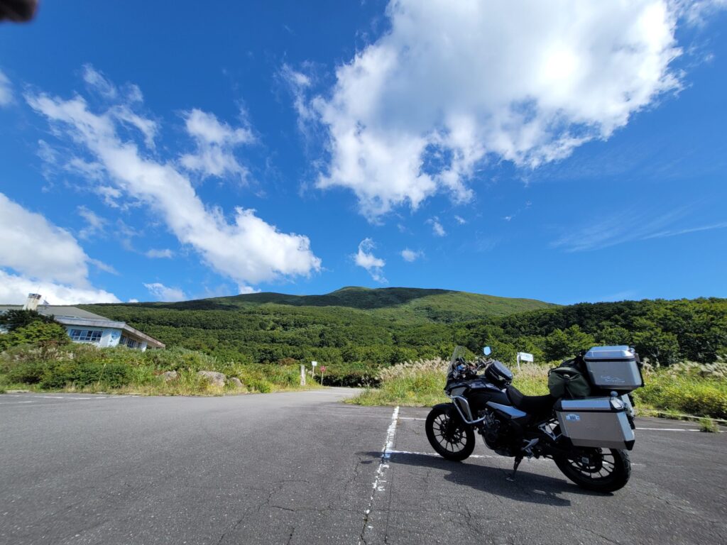 鳥海山の大平展望台駐車場で、鳥海山を背景にHonda 400Xと記念撮影した写真