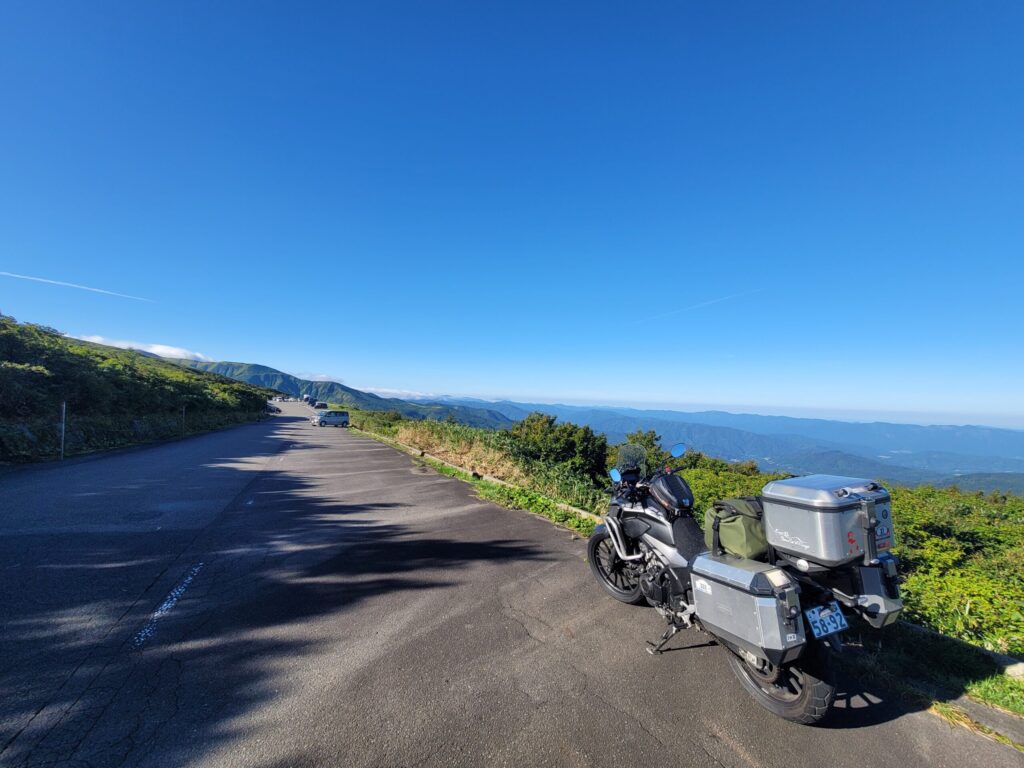 山形・月山八合目の広々とした駐車場と400X