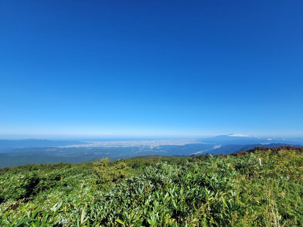月山八合目から見下ろす庄内平野と日本海の雄大な眺め