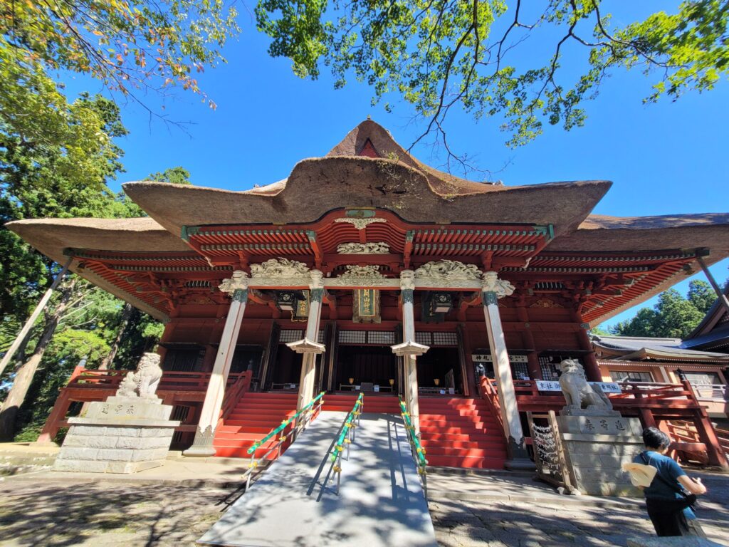 羽黒山の三神合祭殿を正面から撮影した写真。珍しい建築様式と荘厳な佇まい