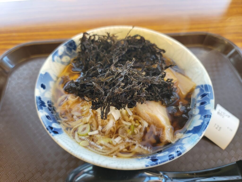 道の駅鳥海ふらっとのラーメン屋で食べたとびうおラーメンに岩のりをトッピングした写真。小盛の麺