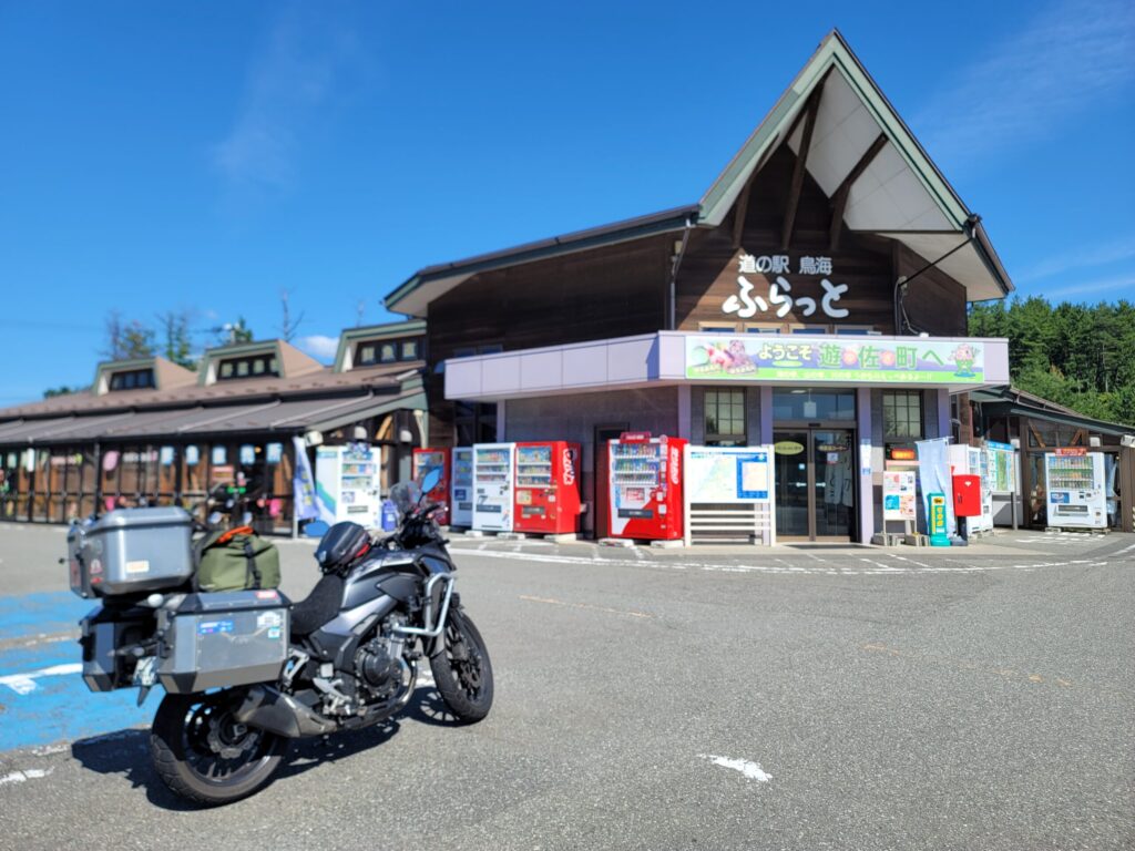 道の駅鳥海ふらっとの建物と、前に停めたHonda 400Xを写した写真