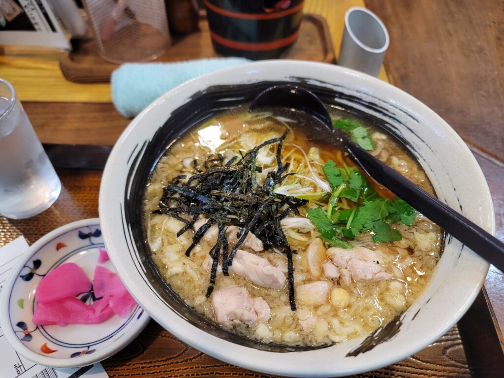 水車生蕎麦の鳥中華の写真。海苔、三つ葉、ネギ、天かすがのった和風スープのラーメン