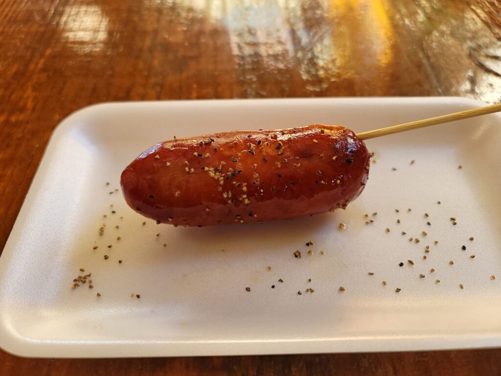 土田牧場で焼かれたポークウインナーの写真。表面がカリッと焼けて香ばしい