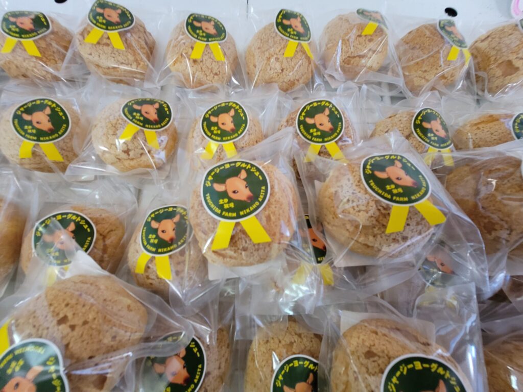ジャージー牛のシールが貼られたヨーグルトシュークリームの写真。土田牧場の売店で販売されているスイーツ