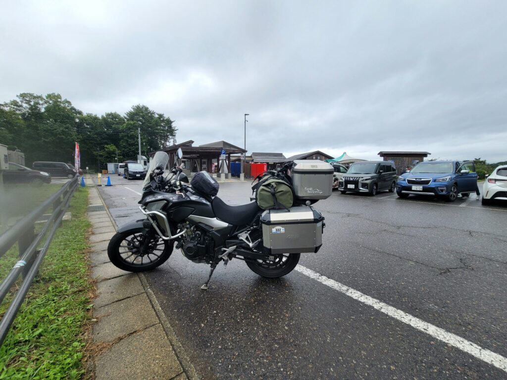 道の駅しもごう（南会津）｜雨の駐車場に佇むホンダ400Xとツーリングの小休止