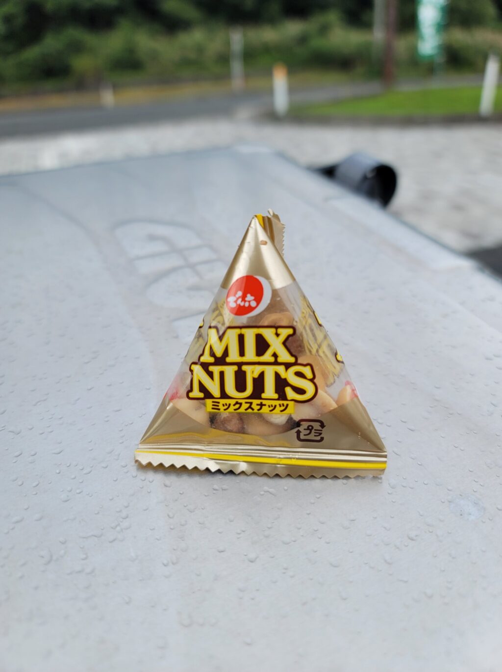 道の駅田沢なごみの郷でナッツを食べる様子