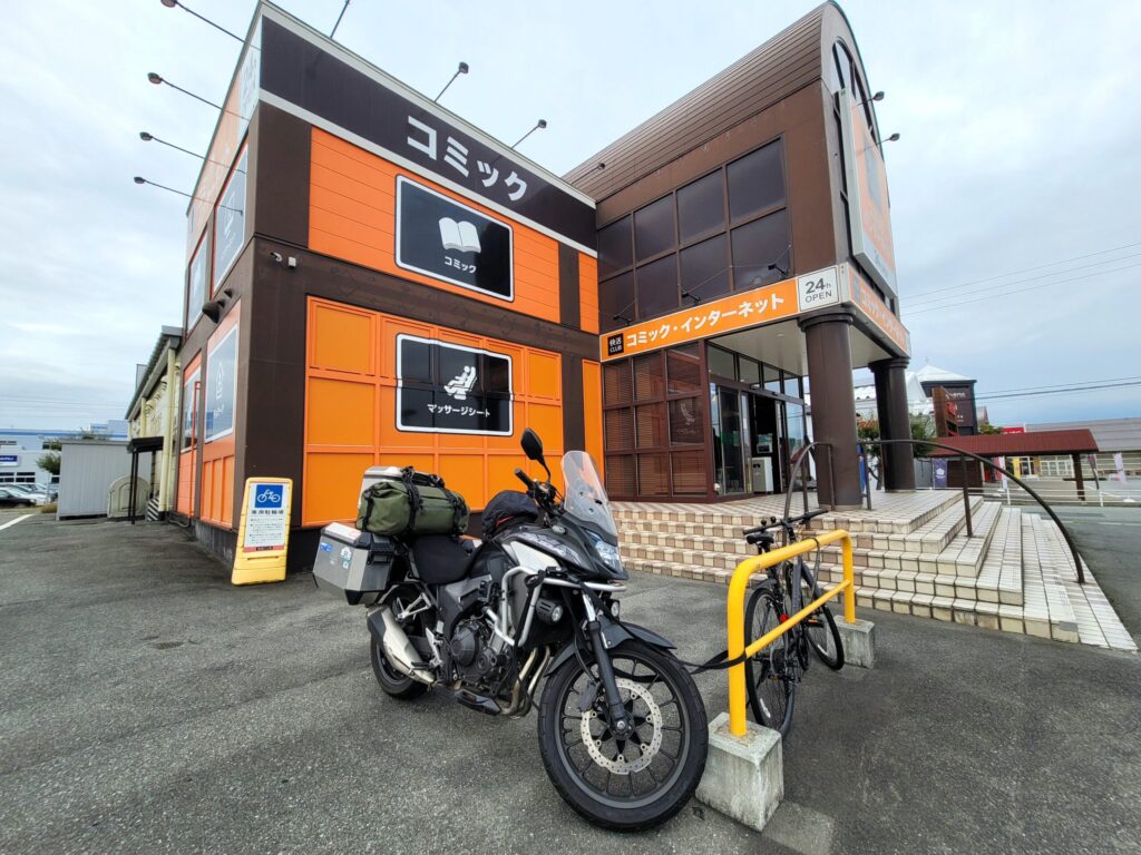 山形県天童市の快活クラブの前で荷造りをする400X