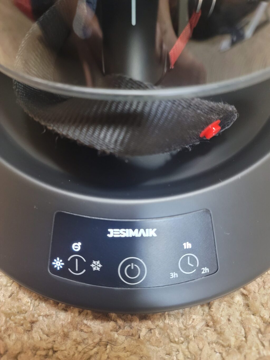 JESIMIAKヘルメット消臭乾燥機A2Sの操作パネル部分の拡大写真。
左から温風・冷風・電源オン・タイマーボタンの順に配置。長押しで電源が入る仕様。