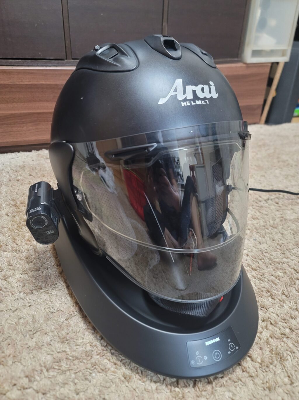 JESIMIAKヘルメット消臭乾燥機A2Sの上にヘルメットを置いた写真。
乾燥・除菌モードの準備完了状態。