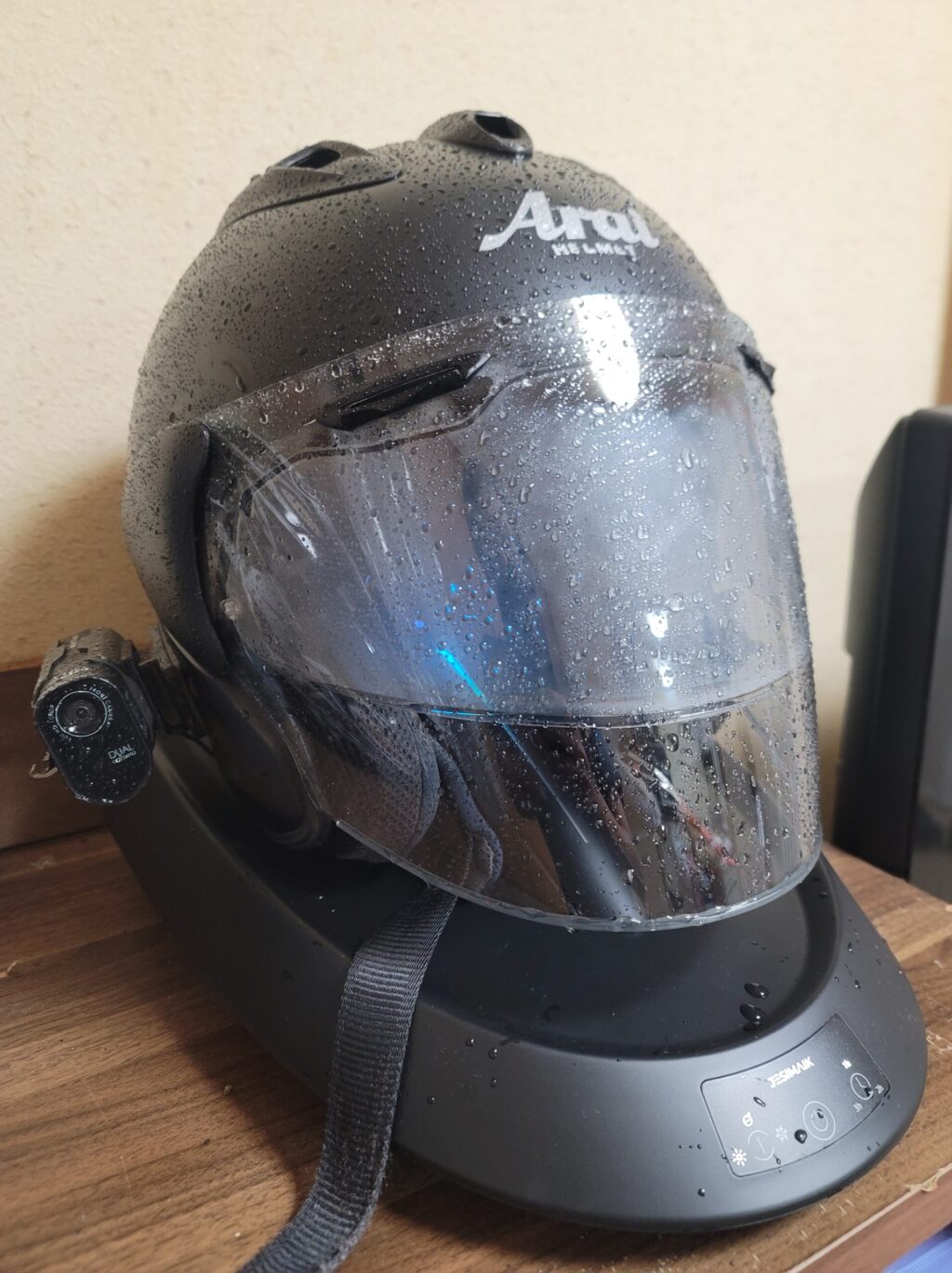 雨で濡れて水滴が残るヘルメットをJESIMIAKヘルメット消臭乾燥機A2Sにのせた状態。
涼風・熱風モードで乾燥中の様子。