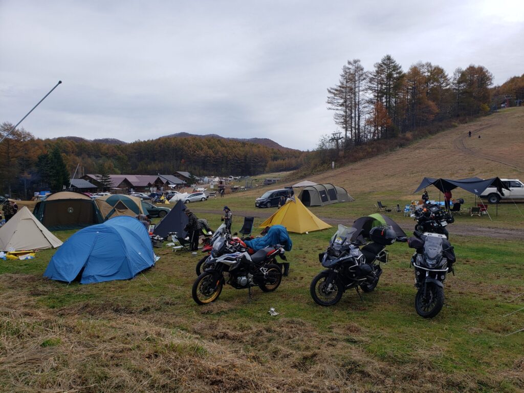 軽井沢のキャンプ場で、BMWの大型バイクと並んでも堂々としている400X