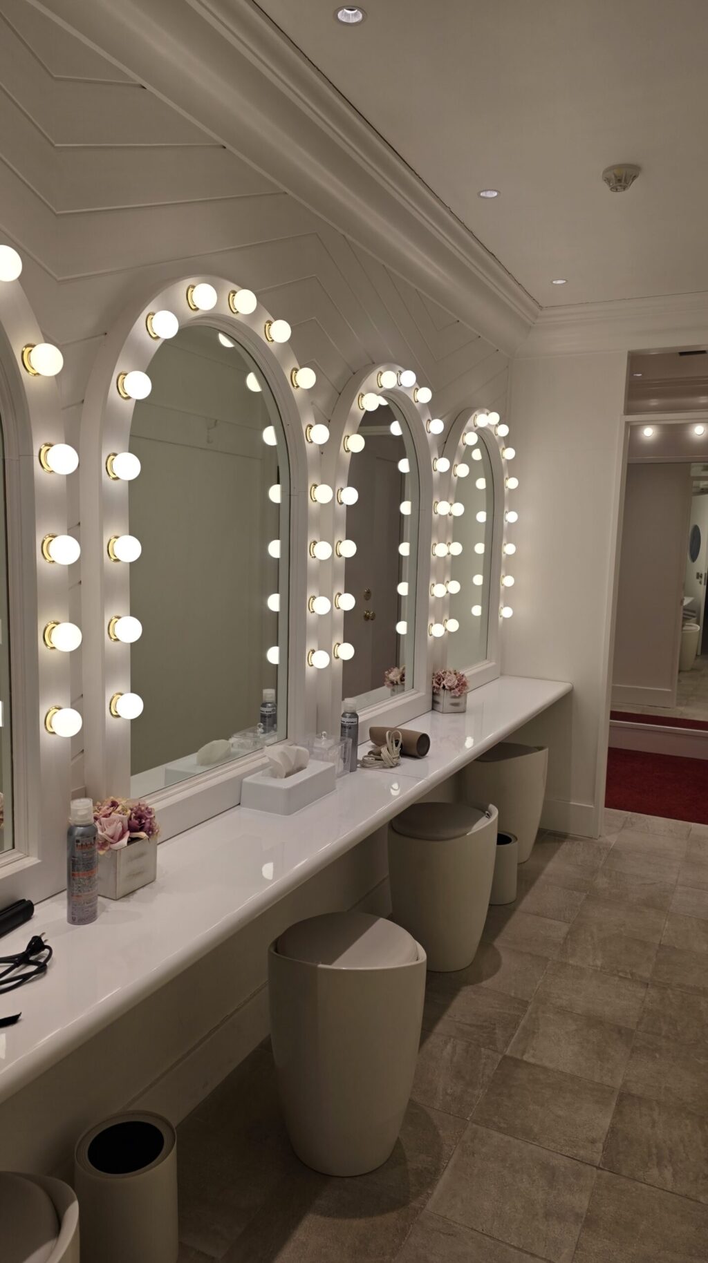 箱根バイカーズパラダイスの化粧室。ミラー周りの照明が明るいドレッサー