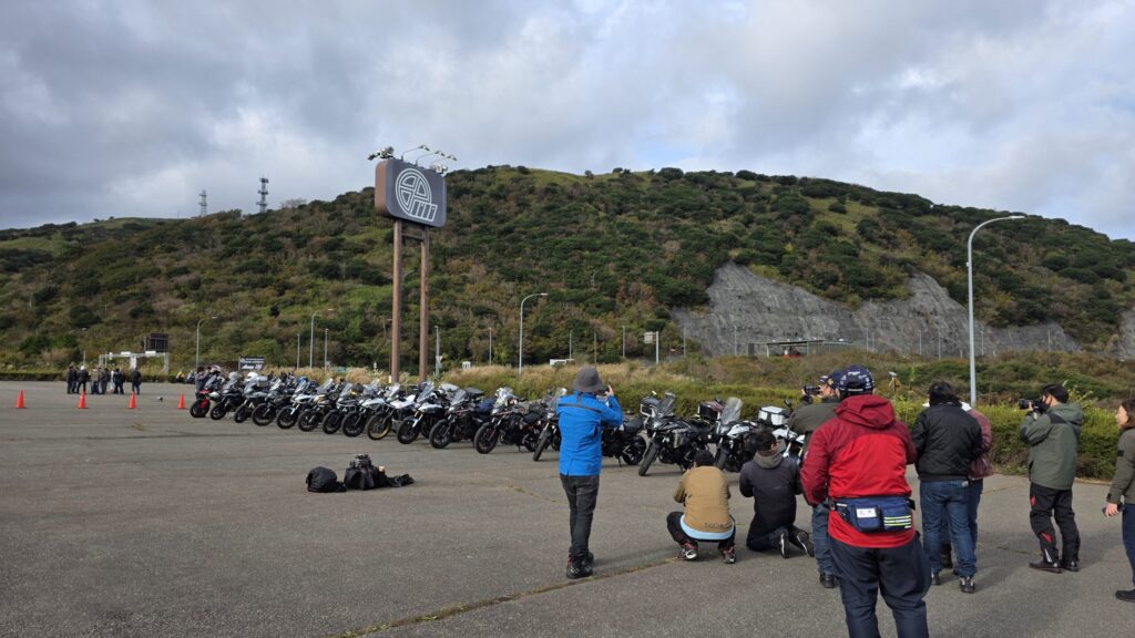 箱根バイカーズパラダイスに並んだ400Xを撮る人たち