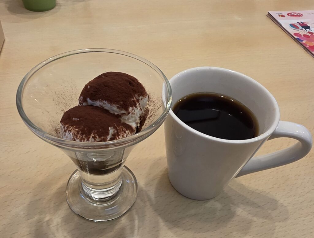 湯河原ジョナサンでティラミスとコーヒーがテーブルに置かれた写真