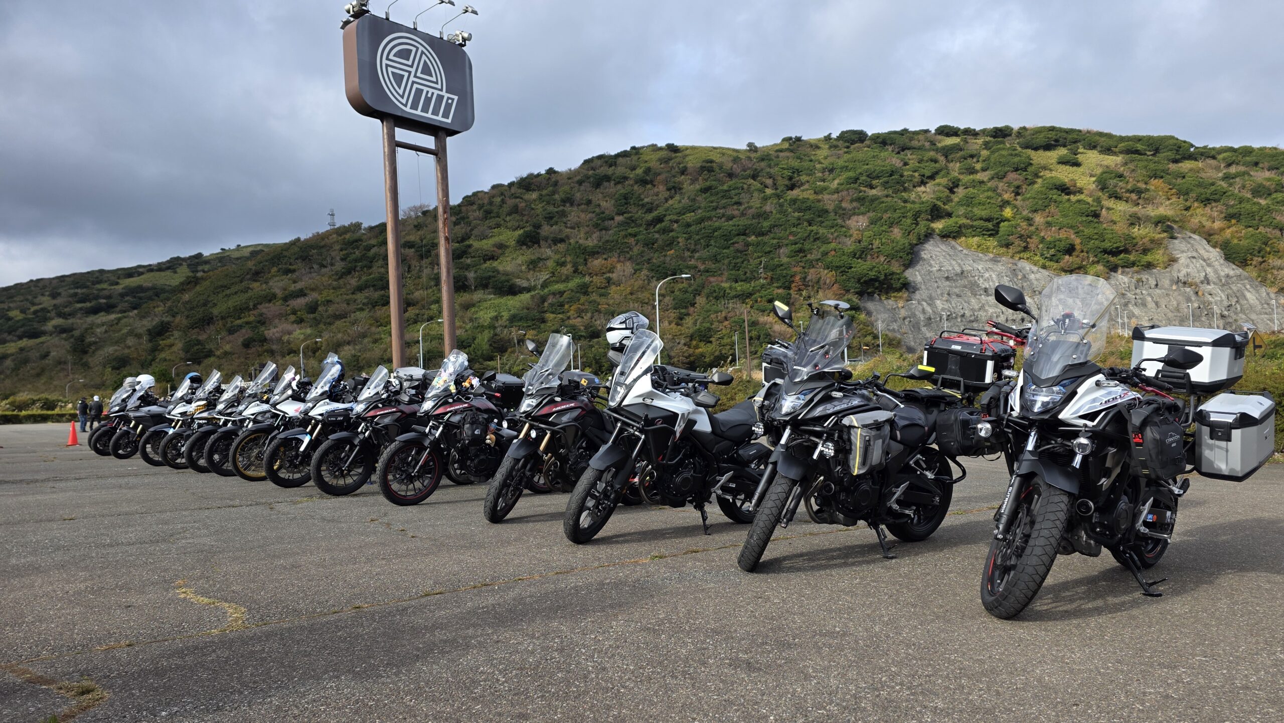 イベント終盤、整然と並んだアドベンチャーバイクの列。空は少し明るくなり始めた箱根